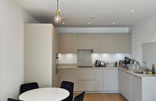 Addiscombe Apartment | A Luxurious, Ultra Modern and Stylish 2 Bedroom Apartment With Free Wifi and Tv