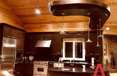 Georgian Bay House | A luxurious villa nestled along the bay upon a rock , breathtaking sunset views