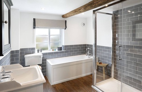 Dumbleton Cottage | A luxury self catering that sleeps 8 guests in 4 bedrooms