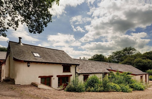Chulmleigh Cottage | A magnificent barn conversion in a peaceful rural setting with rolling countryside views.