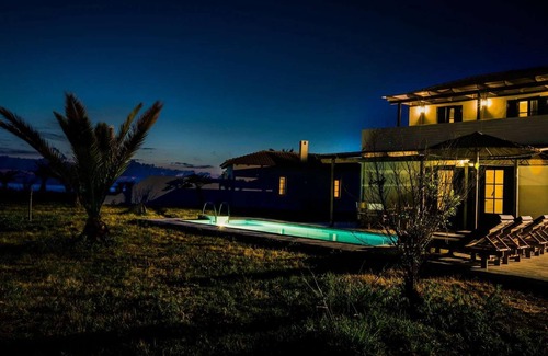 Kounopetra Villa | A minute walk to a beach, elegant and minimalist