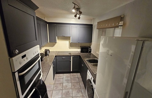 Quedgeley House | A modern 4 Bedroom and 2 bathrooms House. Private parking. Quiet area.
