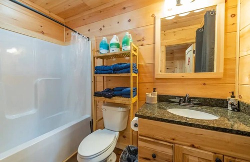 Fairview House | A Modern Cozy 2BDR Cabin Roosters Den