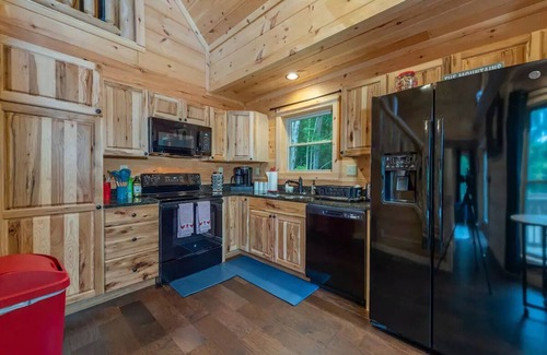 Fairview House | A Modern Cozy 2BDR Cabin Roosters Den
