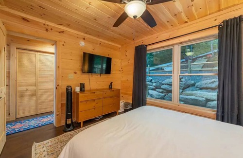 Fairview House | A Modern Cozy 2BDR Cabin Roosters Den