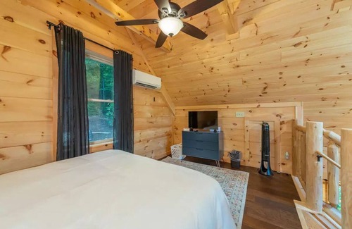 Fairview House | A Modern Cozy 2BDR Cabin Roosters Den