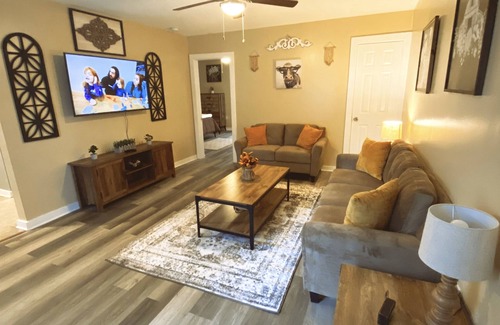 Florence Apartment | A Modern Farmhouse style 1/1 with a PATIO in the 💚 of DT!!