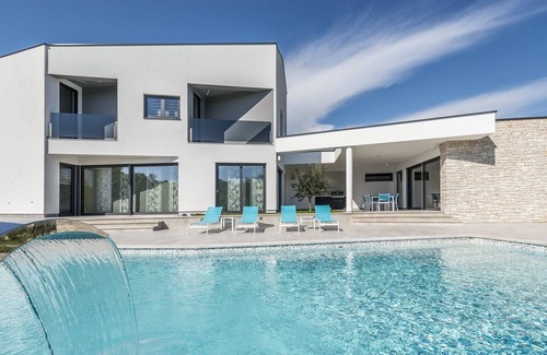 Kringa Cottage | A modern luxury villa with a crystal-clear swimming pool and cultivated garden