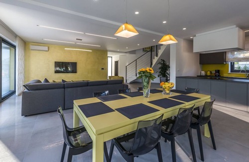 Kringa Cottage | A modern luxury villa with a crystal-clear swimming pool and cultivated garden