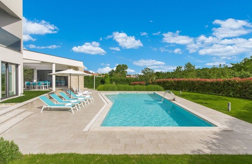 Kringa Cottage | A modern luxury villa with a crystal-clear swimming pool and cultivated garden