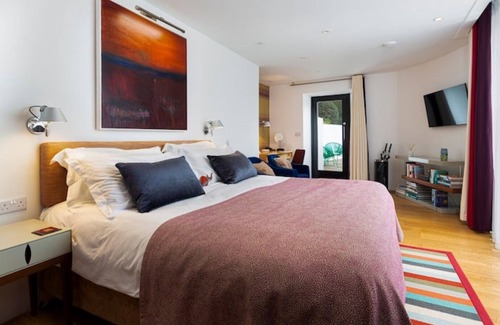 Kingswear Villa | A modernist delight with Swimming Pool.
