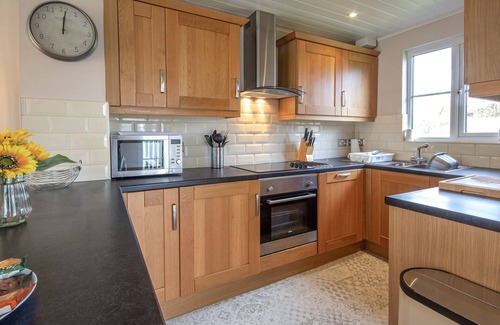 South Cerney Cottage | A new england lakeside lodge that sleeps 6 guests in 3 bedrooms