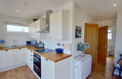 Hayle Ski Chalet | A newly renovated chalet with a fabulous enclosed deck and close to the beach.