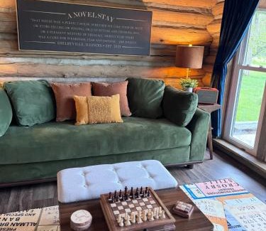 Shelbyville House | A Novel Stay 3 bed 2 bath log cabin in Shelbyville, IL