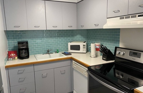 Diamond Head - Kapahulu - St. Louis Condo | A One Bedroom Gem at the Diamond Head Beach Hotel - Queen Suite 602 Sleeps 4