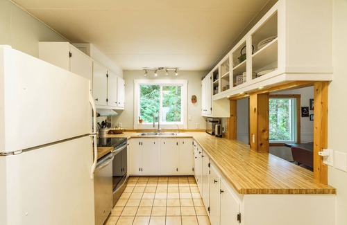 Yellow Point House | A One-of-a-Kind Rural Stay on Covered Wagon Trail (with EV Charging)