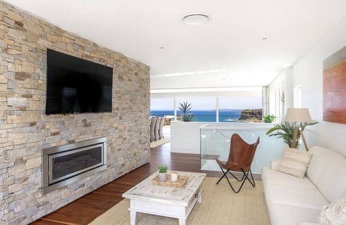 Newport House | A PACIFIC PANORAMA by Palm Beach Holiday Rentals