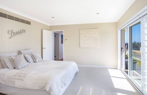 Newport House | A PACIFIC PANORAMA by Palm Beach Holiday Rentals