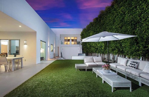 Beverly Hills Villa | A peaceful, blue-themed retreat
