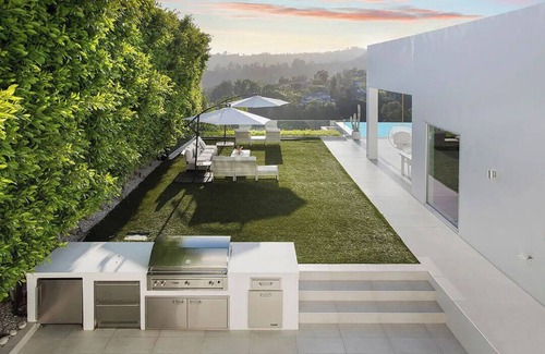 Beverly Hills Villa | A peaceful, blue-themed retreat