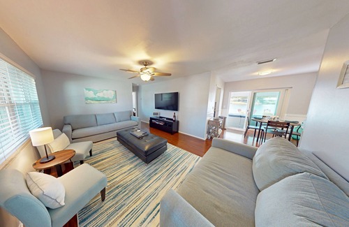 Shore Acres House | A peaceful retreat in NE St. Pete! 15 min to Dtwn St. Petersburg. Lakeview.