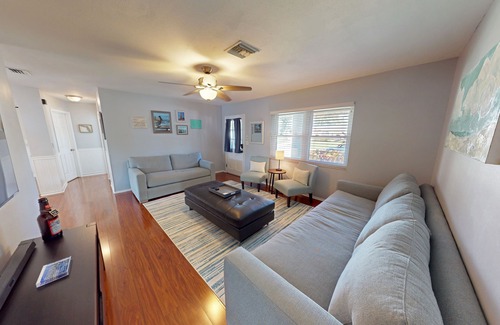 Shore Acres House | A peaceful retreat in NE St. Pete! 15 min to Dtwn St. Petersburg. Lakeview.