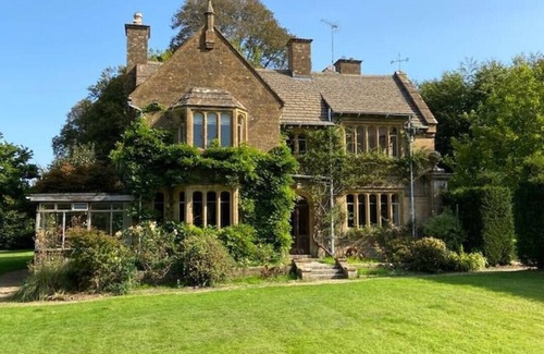Beaminster House | A Perfect Getaway on a Historic English Estate With a Private Swimming Pool