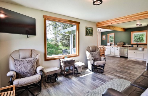 Port Angeles Apartment | A pet-friendly, creek side ranch house w/starlink