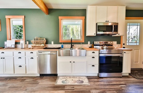 Port Angeles Apartment | A pet-friendly, creek side ranch house w/starlink