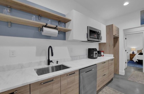 West End Apartment | A Piece of West End (2BR)