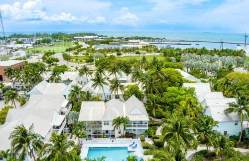 Bahama Village House | A Place In Paradise by AvantStay Key West Walkable w Shared Pool Week Long Stays Only