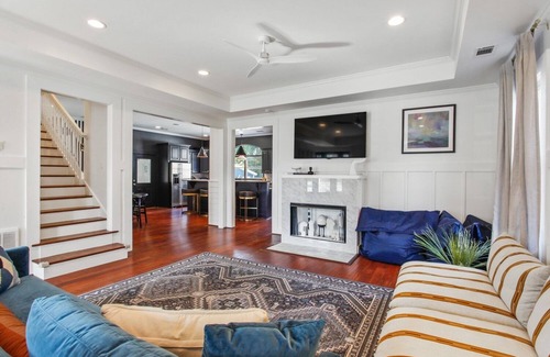 Thunderbolt House | A Port in the Storm - Shangri La, Poolside Estate in Isle of Armstrong