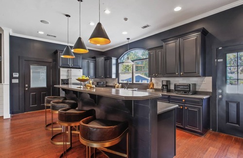 Thunderbolt House | A Port in the Storm - Shangri La, Poolside Estate in Isle of Armstrong
