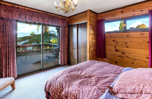 Lake Tarawera House | A PRIMO LAKE TARAWERA WATERFRONT LOCATION