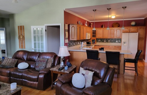Saratoga Springs House | A quaint townhome, close to Brown's Beach, SPAC, Casino, Golf, etc.