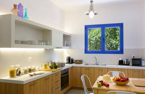 Ammoudara House | A quiet, garden and sea view villa