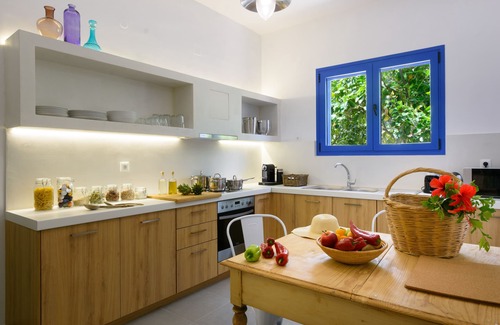 Ammoudara House | A quiet, garden and sea view villa