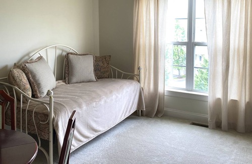 Gaithersburg Condo | A Quiet Luxury Condo in Kentlands - Walk to Restaurants, Movie Theater, Shops