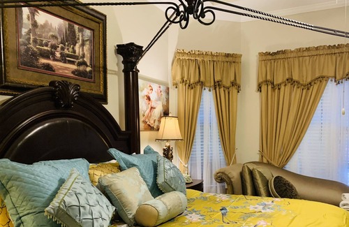 Cliftondale House | A Rare Gem.!! Perfect Getaway !!!20 Min Frm Airport. Luxury home, 6 bedrooms