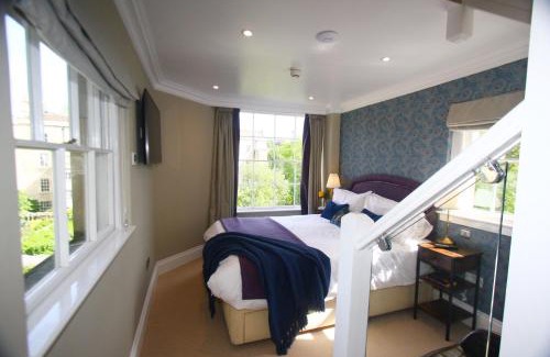 Bath Apartment | A Rare Georgian Crescent Residence with parking