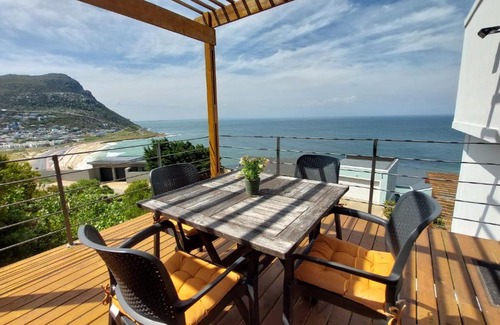 Glencairn Apartment | A Relaxing Getaway with Ocean Views