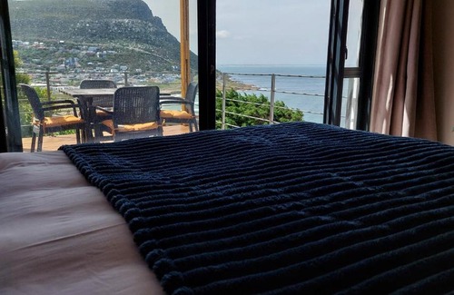 Glencairn Apartment | A Relaxing Getaway with Ocean Views