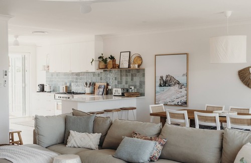 Caves Beach House | A relaxing luxury oasis, family-friendly pool, 5 mins to beach + 1pm checkout!