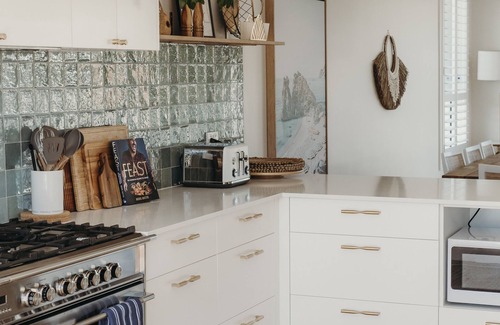 Caves Beach House | A relaxing luxury oasis, family-friendly pool, 5 mins to beach + 1pm checkout!