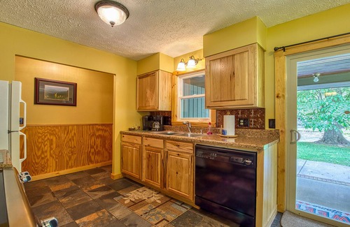 Maggie Valley Cabin | A Relaxing Retreat on Jonathan Creek. A Couples Getaway.
