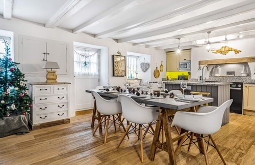 Malborough Cottage | A renovated 300 year old Thatched cottage in the heart of a pretty village.