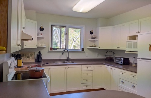 Brighton House | A Retreat Where City Meets Country! Prince Edward County Adjacent in Brighton
