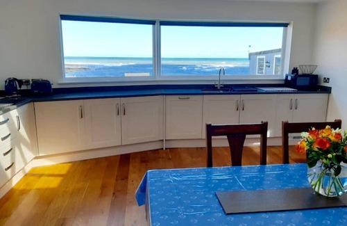 Cresswell Cottage | A romantic retreat with spectacular sea views, right by the beach
