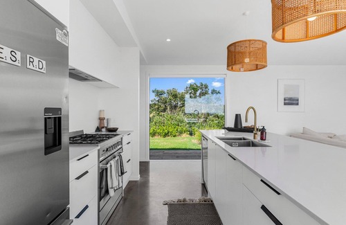 Mangawhai House | A Rural Retreat - Modern sunny holiday home with panoramic views over Mangawhai