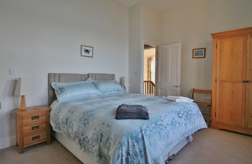 East Cowes Cottage | A seafront holiday home with panoramic views of Cowes Harbour and the Solent.